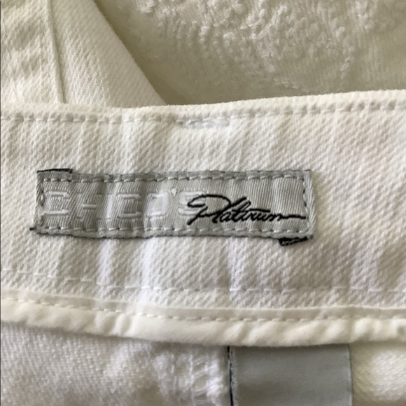 Chicos white jean capris Premium brand size one in excellent condition 5… - Picture 5 of 16